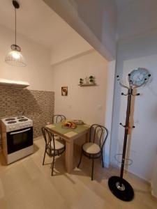 KastanéaにあるNiki Thalia Corfu Viros Apartment 2のキッチン(テーブル、椅子、コンロ付)