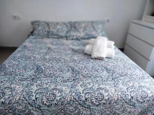 A bed or beds in a room at Apto. Escolano, Playa de la Cachucha. WiFi, A/C