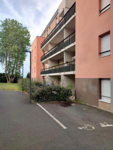 pusty parking obok budynku apartamentowego w obiekcie T2 en centre ville avec place de parking privative w mieście Le Mans