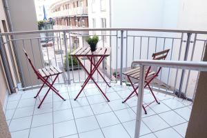 een balkon met een tafel en stoelen bij FULL HOUSE Studios - AB7 Apartments Halle in Halle an der Saale