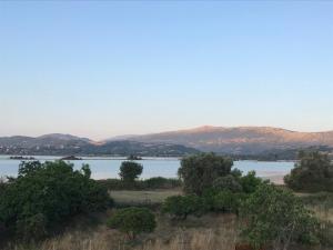 vistas a un lago con montañas en el fondo en Tasos Cozy House, en Lefkada