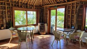 Fotografia z galérie ubytovania Hostal Casa Arco Iris (Playa) v destinácii Los Caños de Meca