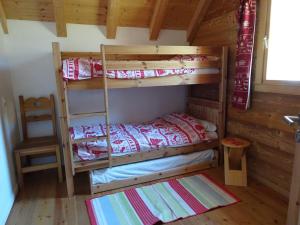 a bedroom with two bunk beds in a cabin at Chalet La Ruche in Saint-Sorlin-dʼArves