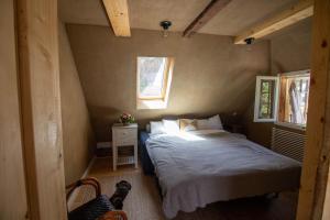 a bedroom with a bed and a window at Fischerhaus Blankenese in Hamburg