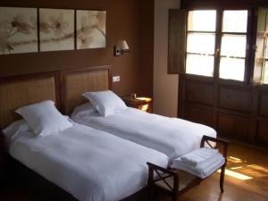 two beds sitting next to each other in a room at La Cuétara de Linares in Ribadesella
