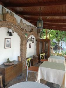 ein Zimmer mit einem Tisch, Stühlen und einer Ziegelwand in der Unterkunft Hadrianus Hotel in Antalya