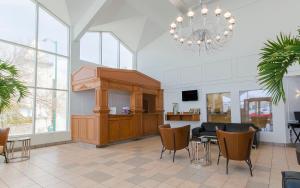 un grand hall avec un lustre, une table et des chaises dans l'établissement Auberge Québec, à Québec