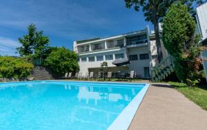 a swimming pool in front of a building at Auberge Québec in Quebec City