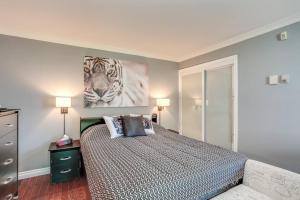 a bedroom with a bed and a painting of a tiger at Blue Mountain Luxury Studio in Blue Mountains