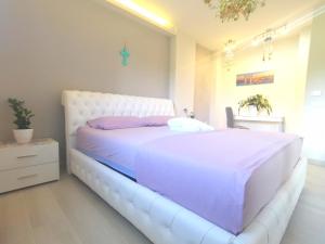 AlepouMaro the fox的卧室配有白色的床头板和白色的床