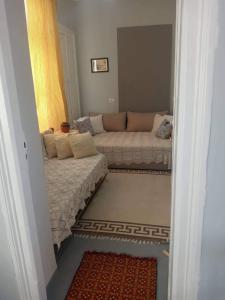 ein Wohnzimmer mit einem Sofa und einem Wohnzimmer in der Unterkunft Green Housee in Korçë