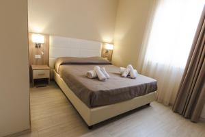 1 dormitorio con 1 cama con 2 almohadas en Luxury House, en Villapiana