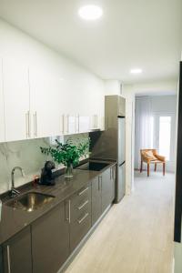 Kuchyňa alebo kuchynka v ubytovaní Club Apartments by Grupo Compostelana 4