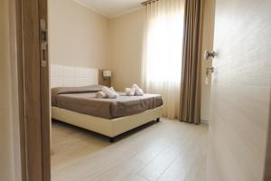 1 dormitorio con cama y ventana en Luxury House, en Villapiana