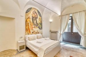 una camera da letto con un letto e un dipinto sul muro di Il Loft di Quintino a Parma