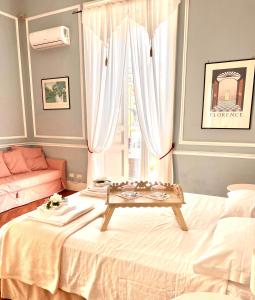 カステッランマーレ・ディ・スタービアにあるStella Marina Stabiaの窓の前にテーブルが付いたベッドが備わる客室です。