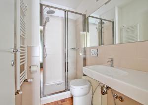 A bathroom at The river corner Még 37 kép