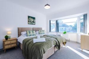 Un dormitorio con una cama grande y una ventana en Woodyear Road, en Bromborough