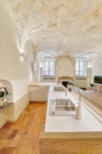 uma cozinha com lavatório num quarto com tecto em Il Loft di Quintino em Parma