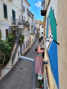 ディアマンテにあるCasa Muralesの横道を歩く者