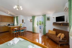 Televízia a/alebo spoločenská miestnosť v ubytovaní Studio Apartmani Marcela