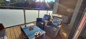 - Vistas aéreas a un balcón con mesa y sillas en APARTAMENT NIEBIESKA FALA, en Rowy