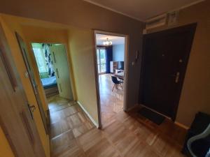 una stanza vuota con corridoio e soggiorno di Cozy Sunny Apartment a Gdynia