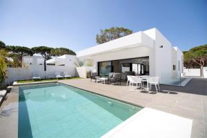 een villa met een zwembad en een huis bij Andrea Sea Villa in Novo Sancti Petri