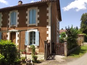 a house with a wooden gate and a fence at Cute 1-bed cottage with view across park. in Issac