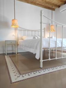 Postel nebo postele na pokoji v ubytování Traditional suites in Chora Kythnos #5