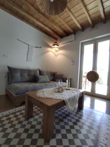 Uma área de estar em Traditional suites in Chora Kythnos #5