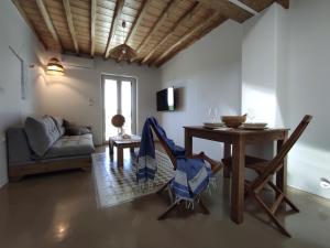 Uma área de estar em Traditional suites in Chora Kythnos #5