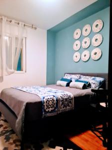 Rotem Home في حيفا: غرفة نوم مع سرير وأطباق على الحائط