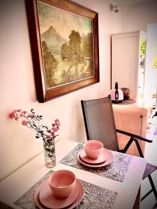 un tavolo con due piatti e un vaso con fiori di Sauna & Góry a Jelenia Góra