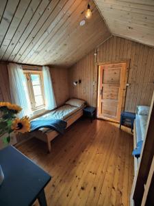 a room with a bed and a window in a cabin at Kyrkjestølen B&B in Tyinkrysset
