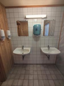 a bathroom with two sinks and a mirror at Kyrkjestølen B&B in Tyinkrysset