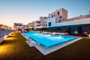 uma grande piscina em frente a um edifício em Alicante - Turquesa Del Mar Suites - Luxury em Orihuela