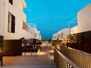 uma rua em frente a um edifício à noite em Alicante - Turquesa Del Mar Suites - Luxury em Orihuela