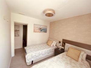 um quarto com 2 camas e um tecto em Alicante - Turquesa Del Mar Suites - Luxury em Orihuela