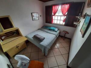 En eller flere senge i et værelse på Casa espaçosa a 15 min. a pé do Centro Histórico