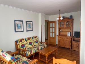 salon z kanapą i stołem w obiekcie Ermita San Vicente de la Barquera Duplex w mieście San Vicente de la Barquera +12 zdjęć