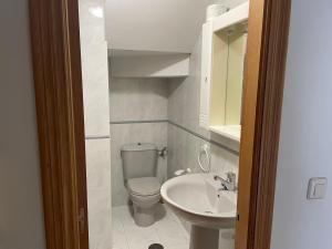 łazienka z toaletą i umywalką w obiekcie Ermita San Vicente de la Barquera Duplex w mieście San Vicente de la Barquera