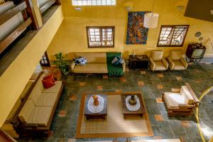 an overhead view of a living room with a couch and chairs at Pousada Y-Goá in Bertioga