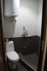 Et badeværelse på Lomari's Guest House + 19 billeder