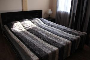 En eller flere senge i et værelse på Lomari's Guest House