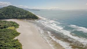 an aerial view of a beach next to the ocean at Pousada Y-Goá in Bertioga