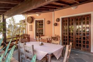 a dining room with a table and chairs at Pousada Y-Goá in Bertioga