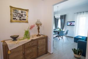 een woonkamer met een dressoir en een eetkamer bij Fotini's House in Ligourio