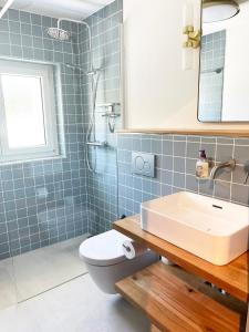 La salle de bains est pourvue d'un lavabo et de toilettes. dans l'établissement Haus Allod 208, à Lenzerheide
