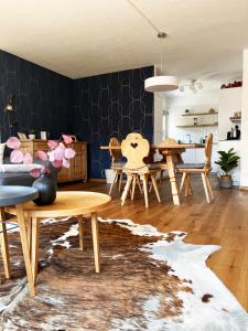 salon z drewnianym stołem i krzesłami w obiekcie Haus Allod 208 w mieście Lenzerheide